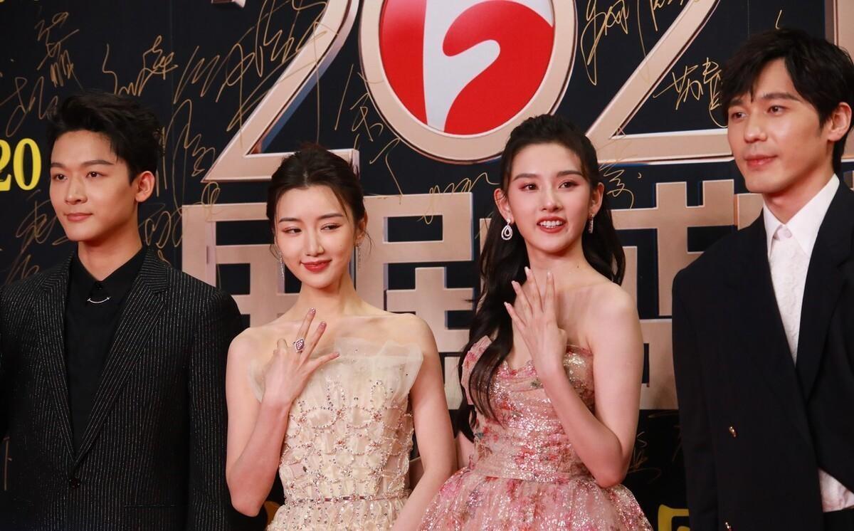 從陰影走向星光，自信力量引領(lǐng)下的黑皮膚女明星成長(zhǎng)之路