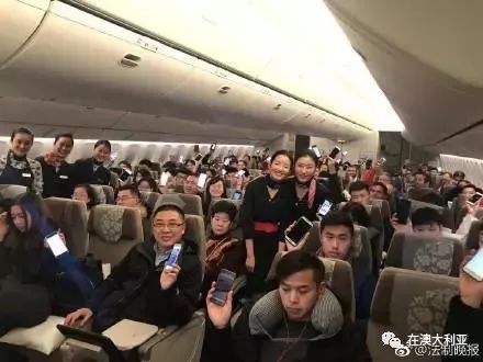 藍航空姐王靜新篇章，翱翔天際的溫暖使者，展現(xiàn)職業(yè)風采與愛心傳遞