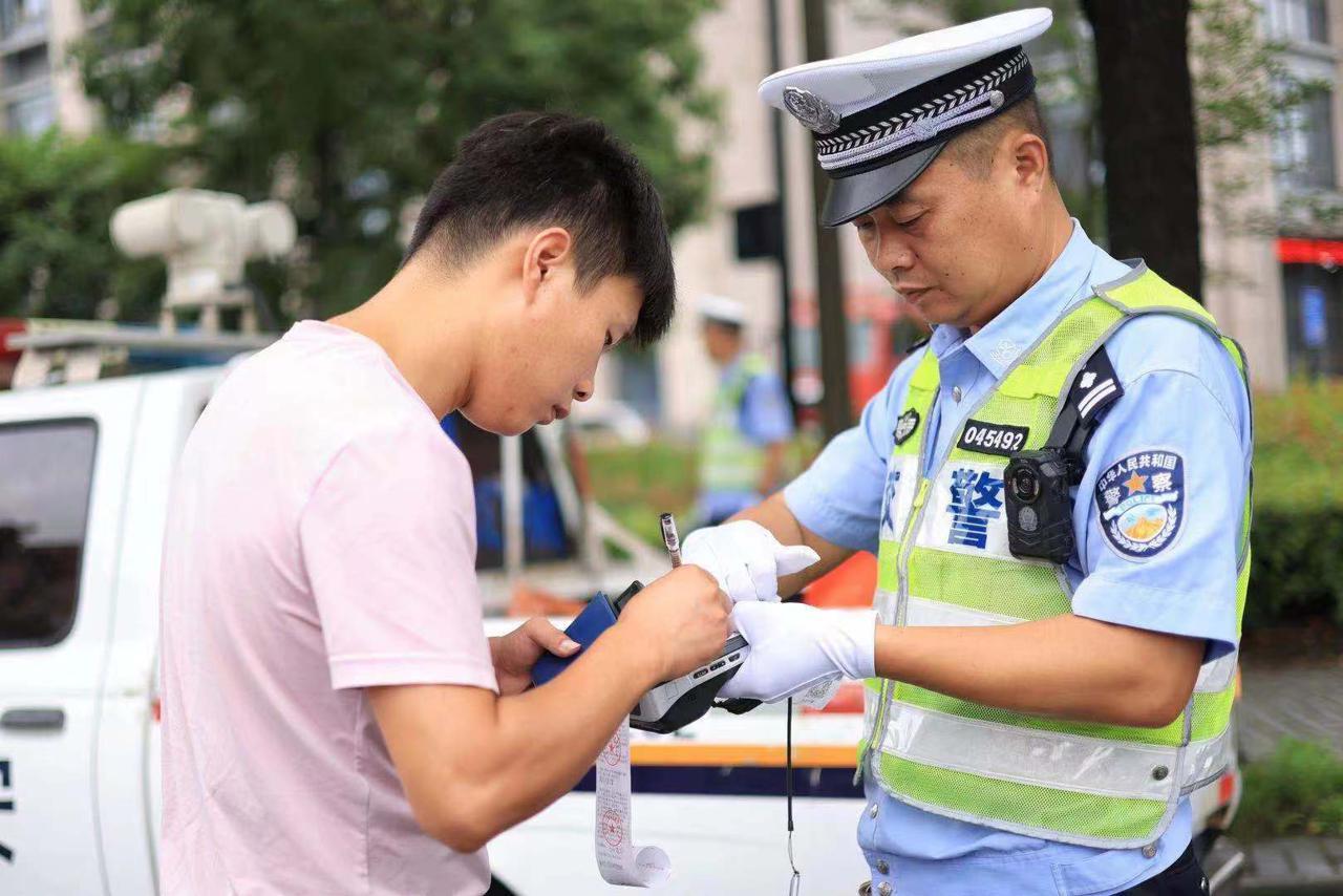 廠區(qū)標語煥新，點亮變化之光，鑄就自信未來之路